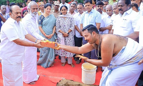 கோவூர் கோயில் குளம் மேம்பாட்டு பணிக்கான பூமி பூஜையை தொடங்கி வைக்கிறனர் அமைச்சர்கள் தா.மோ.அன்பரசன், பி.கே.சேகர்பாபு