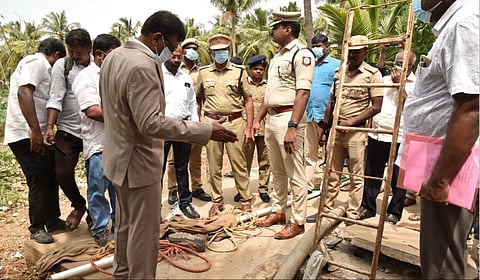 திருப்பூர் அருகே விஷவாயு தாக்கி 3 பேர் உயிரிழந்த சாய ஆலையில் எஸ்சி, எஸ்டி ஆணைய இயக்குநர் ரவிவர்மன் ஆய்வு செய்தார்.