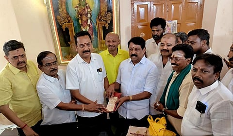 திருநெல்வேலி நெல்லையப்பர் கோயிலில் செய்யப்பட்டு வரும் வெள்ளித் தேர் திருப்பணிக்காக ஒரு கிலோ வெள்ளியை தமிழக பாஜக தலைவர் நயினார் நாகேந்திரன் வழங்கினார்.