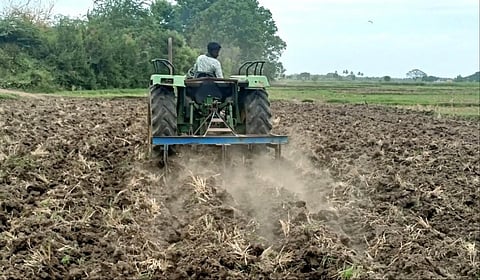 கம்பம் காமயகவுண்டன்பட்டி சாலையில் முதல்போக சாகுபடிக்காக வயல்களில் உழவுப்பணி நடைபெற்று வருகிறது