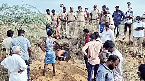 காஞ்சிபுரம் பாலாற்றில் புதைக்கப்பட்ட சிறுவனின் சடலத்தை தோண்டிஎடுத்து, விசாரணை நடத்தும் ஆந்திர மாநில போலீஸார்.