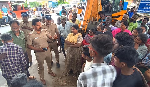 மேட்டுப்பாளையம் அவினாசி சாலையில் போராட்டத்தில் ஈடுபட்ட பொதுமக்களிடம் போலீஸார் பேச்சுவார்த்தை நடத்தினர்.