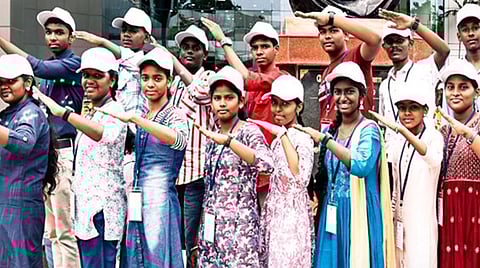 கல்வியில் சிறந்து விளங்கிய 22 மாணவர்கள் ஜெர்மனிக்கு கல்வி சுற்றுலா