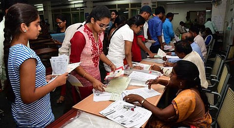 பொறியியல், கலை அறிவியல் படிப்புகளுக்கு மாணவர்கள் ஆர்வத்துடன் விண்ணப்பம்!