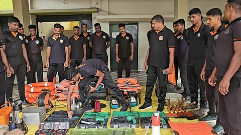 மேட்டுப்பாளையம் அரசு வள்ளுவர் நகரவை பள்ளியில் மீட்புப் பணிக்கான உபகரணங்களுடன் தயார் நிலையில் உள்ள மாநில பேரிடர் மீட்புப் படையினர்.