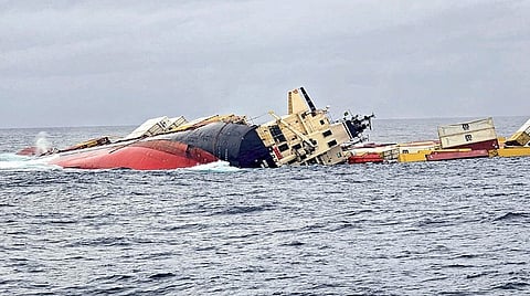 அபாயகரமான ரசாயனங்களை ஏற்றிச் சென்ற லைபீரியா சரக்கு கப்பல் கேரளாவின் கொச்சி கடல் பகுதியில் மூழ்கியது. படம்: பிடிஐ