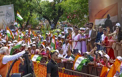 குஜராத்தில் பிரதமரின் ‘ரோடு ஷோ’வில் கர்னல் சோபியா குரேஷியின் குடும்பத்தினர் பங்கேற்பு