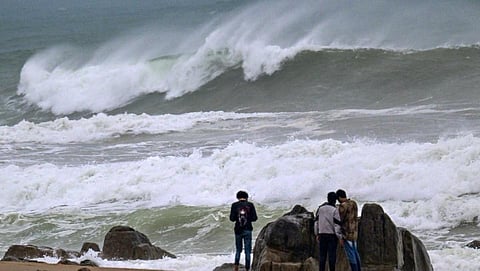 55 கி.மீ வேகத்தில் சூறாவாளி காற்று: ராமநாதபுரம் மீனவர்களுக்கு எச்சரிக்கை