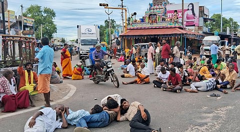 திருவிழாவுக்கு வந்திருந்த பக்தர்கள் திடீரென சாலை மறியல் போராட்டத்தில் ஈடுபட்டனர்.