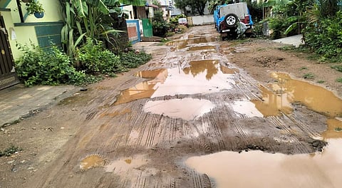 வெள்ளலூரில் உள்ள அசோகர் வீதியில் தேங்கிக் காணப்படும் மழைநீர். | படம்: ஜெ.மனோகரன்