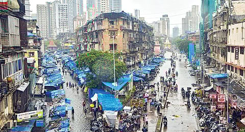 மகாராஷ்டிர மாநில தலைநகர் மும்பையில் கனமழை பெய்து வருகிறது. வெள்ளநீர் சூழ்ந்துள்ள பைகுல்லா பகுதியில் நடந்து செல்லும் பொதுமக்கள்.படம்: பிடிஐ