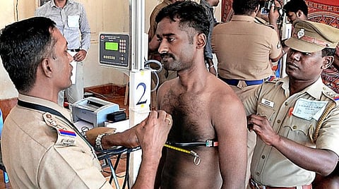 எஸ்ஐ பணிகளுக்கான தேர்வு குறித்து குழப்பம்: பழைய முறையிலா, நீதிமன்றம் அறிவுறுத்தியபடி நடத்தப்படுமா?