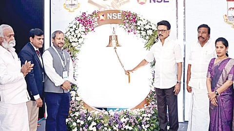 சென்னை மாநகராட்சியின், நகர்ப்புற நிதி பத்திரங்களை தேசிய பங்கு சந்தையில் பட்டியலிடும் நிகழ்ச்சி, சென்னை கலைவாணர் அரங்கில் நேற்று நடைபெற்றது. இதில் முதல்வர் மு.க.ஸ்டாலின் பங்கேற்றார். உடன் அமைச்சர்கள், மாநகராட்சி மேயர் மற்றும் அதிகாரிகள். | படம்: ம.பிரபு |