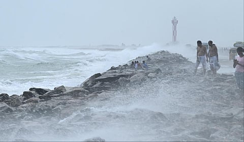 தனுஷ்கோடி கடற்பகுதியில் கடல் சீற்றம் காரணமாக தேசிய நெடுஞ்சாலை வரை வீசிய அலைகள் | படங்கள்: எஸ்.பாலச்சந்தர்