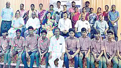 சென்னை, தி.நகரில் உள்ள தக்கர் பாபா வித்யாலயாவில், ஐடிஐ படித்த மாணவர்களுக்கு ப்ளூ ஸ்டார் நிறுவனத்தின் செயல் இயக்குநர் வி.எஸ்.அசோக் ஊக்கத் தொகை வழங்கினார். உடன், ப்ளூ ஸ்டார் சிஎஸ்ஆர் பிரிவு மேலாளர் அனிஷா மஜும்தார், தக்கர்பாபா வித்யாலயா செயலர் பி.மாருதி, உதவி பயிற்சி அலுவலர் ஜி.பஞ்சமூர்த்தி, செயற்குழு உறுப்பினர் சுந்தரவடிவேலு உள்ளிட்டோர்.