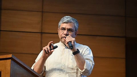 செய்தியாளர்களிடம் பேசும் அஸ்வினி வைஷ்ணவ்