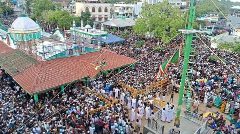 ஏர்வாடி சந்தனக்கூடு திருவிழா கொடியிறக்க நிகழ்ச்சி - ஆயிரக்கணக்கான மக்கள் பிரார்த்தனை