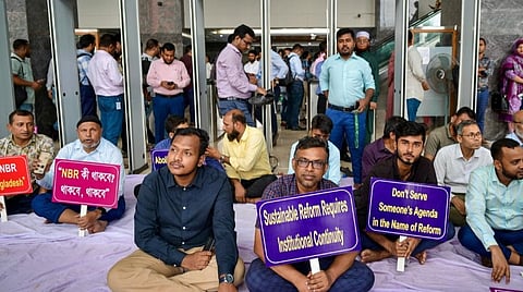 அரசு ஊழியர்கள், ஆசிரியர்கள் போராட்டம்: வங்கதேசத்தில் இடைக்கால அரசுக்கு நெருக்கடி