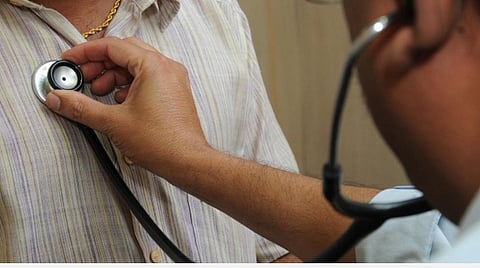 தமிழகத்தில் அரசு மருத்துவமனைகளில் நோயாளிகளின் எண்ணிக்கைக்கு ஏற்ப மருத்துவர்கள், செவிலியர்களை நியமிக்க கோரிக்கை