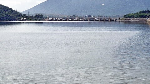 நீர்மட்டம் 112.18 அடியை எட்டியுள்ள நிலையில், கடல்போல காட்சியளிக்கும் மேட்டூர் அணை.