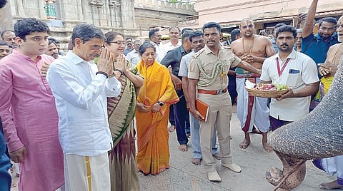 ஸ்ரீரங்கம் ரங்கநாதர் கோயிலில் நேற்று யானை ஆண்டாளிடம் ஆசி பெற்ற ஆளுநர் ஆர்.என்.ரவி.