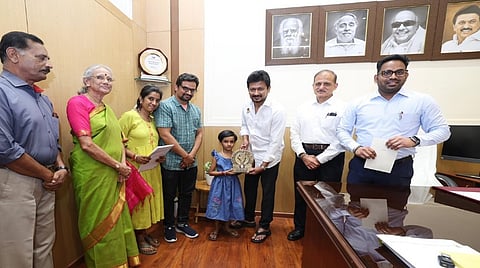 எவரெஸ்ட் சிகரத்தில் 5,364 மீ. உயரம் ஏறி சாதனை: திருநெல்வேலி பள்ளி மாணவி துணை முதல்வரிடம் வாழ்த்து