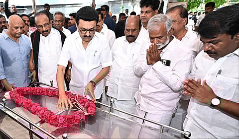 மதிமுக பொதுச்செயலளார் வைகோவின் சகோதரி சரோஜாவின் உடலுக்கு தமிழக முதல்வர் மு.க.ஸ்டாலின் மலர்மாலை வைத்து அஞ்சலி செலுத்தினார்