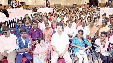 தமிழகம், புதுவையில் 10 மற்றும் பிளஸ் 2 வகுப்பு பொது தேர்வுகளில் சிறப்பிடம் பெற்ற மாணவ, மாணவிகளுக்கு தவெக சார்பில் மாமல்லபுரம் அருகே நேற்று பாராட்டு விழா நடைபெற்றது. இதில் அக்கட்சியின் தலைவர் விஜய் கலந்துகொண்டு மாணவர்களுக்கு கல்வி விருது வழங்கினார். | படம்: எம்.முத்துகணேஷ் |