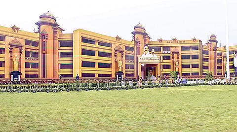 மதுரையில் திமுக பொதுக்குழு கூட்டம் நடைபெறும் அரங்கத்தின் முகப்பு, திமுக தலைமை அலுவலகமான அண்ணா அறிவாலயம் போன்று அலங்கரிக்கப்பட்டுள்ளது.