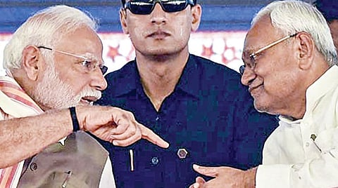 பிஹாரின் ரோடாஸ் மாவட்டத்தில் நேற்று நடைபெற்ற பொதுக்கூட்டத்தில் பிரதமர் மோடியுடன் முதல்வர் நிதிஷ்குமார் பங்கேற்றார். | படம்:பிடிஐ |