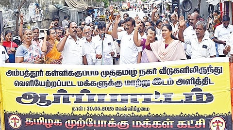 கள்ளிக்குப்பம் முத்தமிழ் நகரில் இருந்து வெளியேற்றப்பட்டவர்களுக்கு மாற்று இடம் வழங்க வலியுறுத்தி ஆர்ப்பாட்டம்