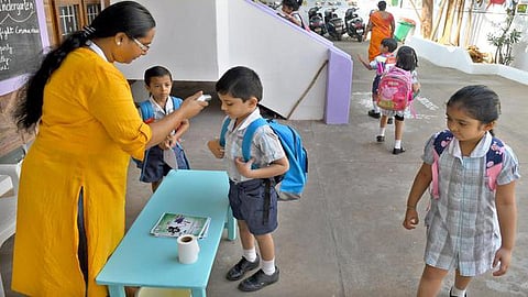 கரோனா அறிகுறிகள் இருந்தால் குழந்தைகளை பள்ளிக்கு அனுப்ப வேண்டாம்: கர்நாடகா அரசு அறிவுரை