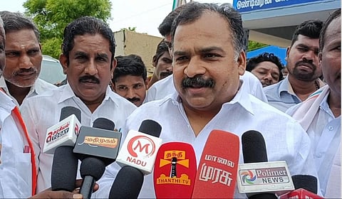 விருதுநகர் மாவட்டம் சாத்தூரில் காங்கிரஸ் எம்.பி. மாணிக்கம் தாகூர் செய்தியாளர்களைச் சந்தித்தார்