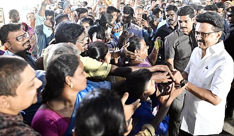 மதுரையில் ‘ரோடு ஷோ’ சென்ற தமிழக முதல்வர் மு.க.ஸ்டாலினுக்கு சாலையின் இருபுறமும் திரண்டிருந்த பொதுமக்கள் கைகுலுக்கி வரவேற்பு அளித்தனர்.