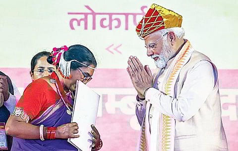 மத்திய பிரதேச மாநிலத் தலைநகர் போபாலில் நேற்று ராணி அஹில்யா பாயின் 330-வது பிறந்த நாளையொட்டி மகளிர் மாநாடு நடைபெற்றது. விழாவில் பெண் ஒருவருக்கு ராஷ்டிரிய தேவி அஹில்யா சம்மான் விருதை வழங்கினார் பிரதமர் நரேந்திர மோடி.படம்: பிடிஐ