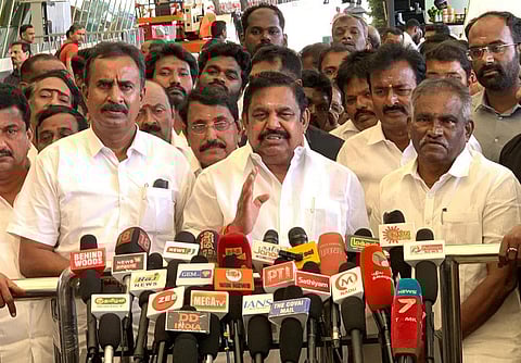 கோவை விமான நிலையத்தில் பேட்டியளித்த அதிமுக பொதுச் செயலாளர் பழனிசாமி.