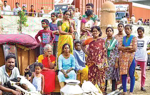 டெல்லி உயர் நீதிமன்ற உத்தரவுப்படி, மதராசி கேம்ப் பகுதியில் நேற்று 370-க்கும் மேற்பட்ட வீடுகள் இடிக்கப்பட்டன. வீடுகளை இழந்த மக்கள் சாலையோரம் பரிதவிப்புடன் நிற்கின்றனர். படம்: பிடிஐ