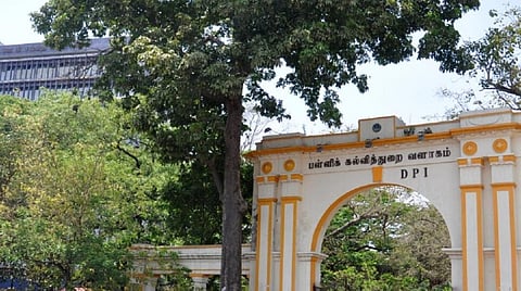 அரசு பள்ளிகளில் தற்காலிக ஆசிரியர்களை நியமிக்க அனுமதி: பள்ளிக்கல்வி துறை அறிவிப்பு