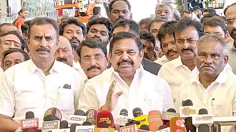 கோவை விமான நிலையத்தில் செய்தியாளர்களுக்கு நேற்று பேட்டியளித்த அதிமுக பொதுச் செயலாளர் பழனிசாமி.