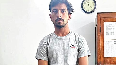 பணியாற்றிய கடையிலேயே 48 பவுன் நகை திருடியதாக கைதான ராஜஸ்தானை சேர்ந்த ரோகித்.