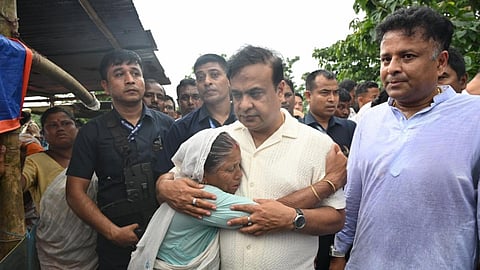 அசாமில் கனமழையால் 4 லட்சம் பேர் பாதிப்பு - முதல்வர் ஹிமந்த பிஸ்வா சர்மா நேரில் ஆறுதல்