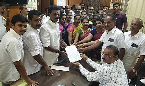 சங்கரன்கோவில் நகராட்சி தலைவருக்கு எதிராக நம்பிக்கையில்லா தீர்மானம்: ஆணையரிடம் உறுப்பினர்கள் மனு