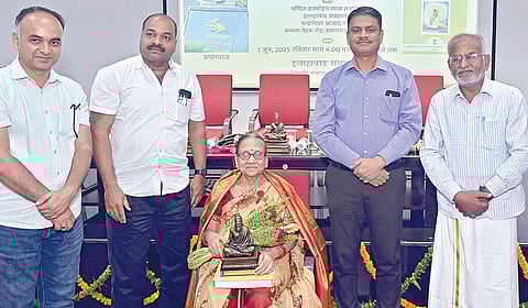 பிரயாக்ராஜில் திருவள்ளுவர் சிலை அறிமுக விழா நேற்று முன்தினம் நடைபெற்றது. சிலையை நிறுவ 34 ஆண்டுக்கு முன்பே கோரிக்கை வைத்த பாஷா சங்க தலைவர் மறைந்த கிருஷ்ண சந்த் கவுடுவின் மனைவி ரேகா கவுடுக்கு, விழா விருந்தினர்கள் மரியாதை செய்தனர். (வலமிருந்து இடம்) பாஷா சங்க முன்னாள் பொதுச் செயலாளர் முனைவர் எம்.கோவிந்தராஜன், இந்து தமிழ் திசை நாளிதழ் டெல்லி செய்தியாளர் ஆர்.ஷபிமுன்னா, வாராணசி மண்டல ஆணையர் எஸ்.ராஜலிங்கம், பிரயாக்ராஜ் டிஐஜி டாக்டர் என்.கொளஞ்சி மற்றும் பிரயாக்ராஜ் அருங்காட்சியக இயக்குநர் ராஜேஷ் பிரசாத்.