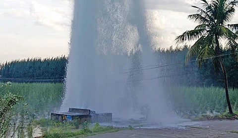 வீராணம் குடிநீர் திட்ட குழாயில் ஏற்பட்ட உடைப்பு காரணமாக விழுப்புரம் அடுத்த பஞ்சமாதேவி பகுதியில் செயற்கை நீர் ஊற்று போல பீய்ச்சி அடிக்கும் தண்ணீர்.