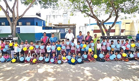 சின்னவீரம்பட்டி அரசு நடுநிலைப் பள்ளியில் புதிதாக சேர்க்கப்பட்ட மாணவர்களுடன் பள்ளி நிர்வாகிகள்.