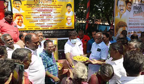மறைந்த முதல்வர் கருணாநிதியின் பிறந்தநாளையொட்டி அரியலூர் போக்குவரத்து பணிமனையில் அமைச்சர் சிவசங்கர் மக்களுக்கு இனிப்புகளை வழங்கினார்.