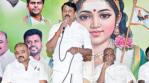 முருக பக்தர்கள் மாநாடு தொடர்பாக நெல்லையில் நேற்று நடைபெற்ற ஆலோசனை கூட்டத்தில் பேசிய பாஜக மாநிலத் தலைவர் நயினார் நாகேந்திரன். படம்: மு.லெட்சுமி அருண்