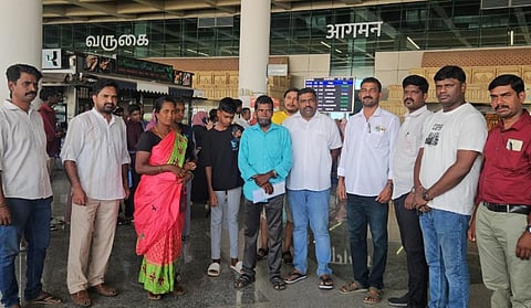 ஒட்டகம் மேய்க்க வைத்து துன்புறுத்தல்: சவுதியில் இருந்து நாகை தொழிலாளியை மீட்டு நாதக உதவி