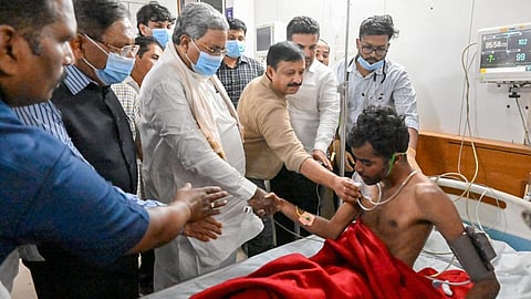 பெங்களூரு மைதானத்துக்கு வெளியே ஏற்பட்ட கூட்ட நெரிசலில் சிக்கி காயமடைந்து மருத்துவ சிகிச்சையில் உள்ளவரை நேரில் சந்தித்த கர்நாடக முதல்வர் சித்தராமையா.