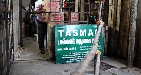 மதுவிலக்கை அமல்படுத்த உறுதியான நடவடிக்கை எடுக்க தமிழக அரசுக்கு ஐகோர்ட் அறிவுரை